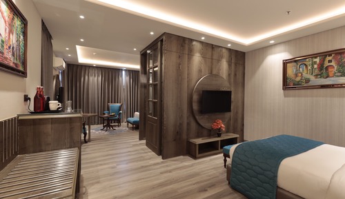 Suite, 1 King Bed, Mountain View