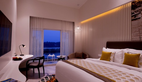 LUXURY RIVER VIEW	