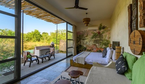 Deluxe Cabin, 1 Queen Bed, Private Bathroom, Courtyard View