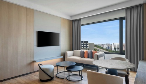 Deluxe Suite, 1 King Bed, City View