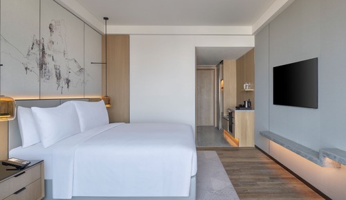 Deluxe Room, 1 King Bed, City View