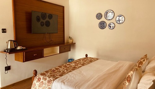 Naina Lodge Balcony Room Green