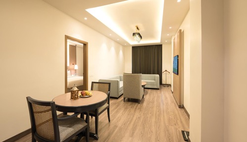 Suite, 1 King Bed, Non Smoking, Bathtub (Separate Living Room)