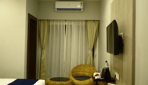 Comfort Room, Courtyard View