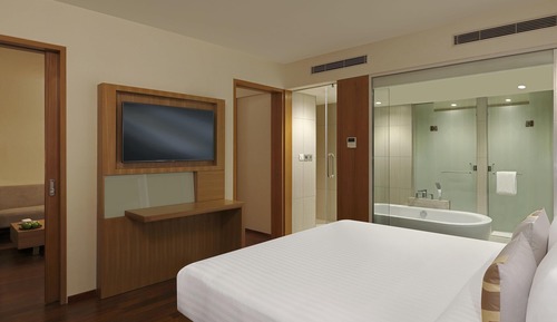 Executive Suite King Bed - Separate Living Room - Bathtub