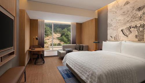 Deluxe King Room with Mountain View