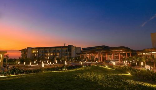 Luxury King Suite with Golf View - Club Lounge Access