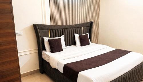 Deluxe Room (2 Adults + 1 Child)