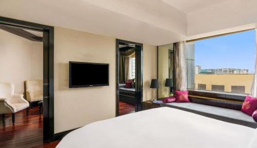 Opera Suite, King Bed, Living Area with Lounge Access, Breakfast, Hi-tea, Cocktail Hours, Meeting Room access for an Hour, Airport Transfers (T1 & T2)