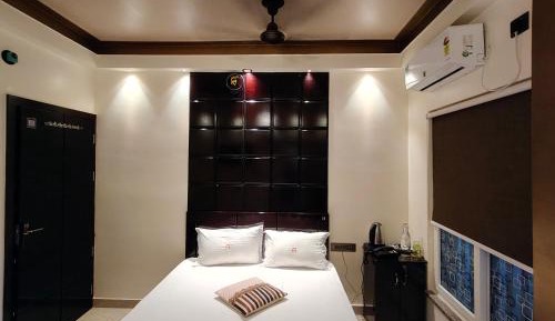 Deluxe Double Room (2 Adults + 1 Child)