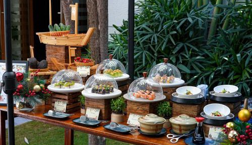 Corner King Suite with Golf View – Club Lounge Access with complimentary evening local tea experience