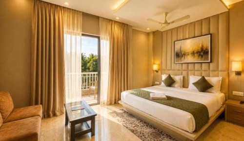 Deluxe Double Room with Side Sea View