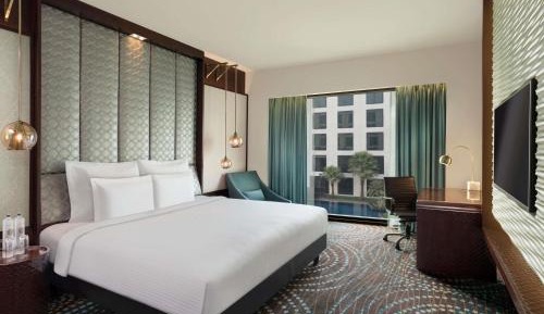 Deluxe King Room with Bathtub