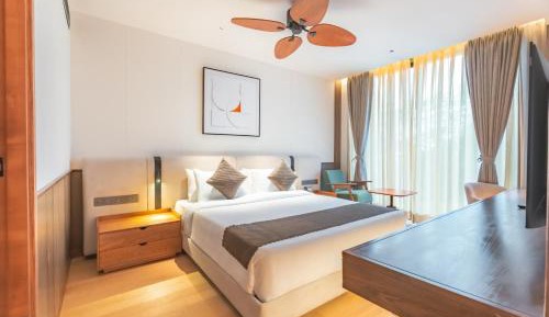Luxury Suite Room with Bathtub and Balcony