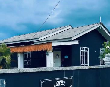 Three Bedroom House with Shared Pool