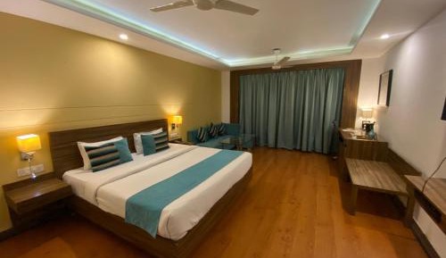 Deluxe Double Room (2 Adults + 1 Child)