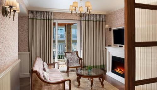 Fern Classic King Suite with Mountain View