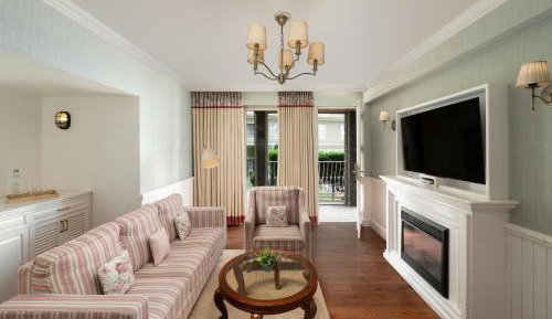 Two-Bedroom Presidential King Suite with Mountain View and Balcony