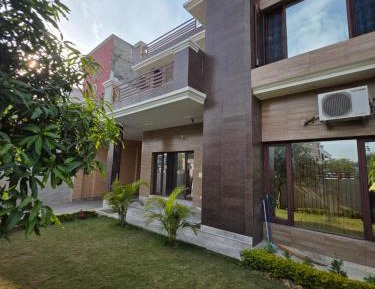 Villa with Garden View
