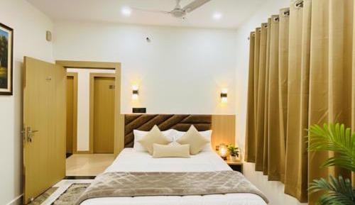 Deluxe Double Room (2 Adults + 1 Child)