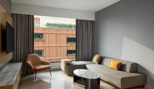 Deluxe Guest room, 1 King, Courtyard View