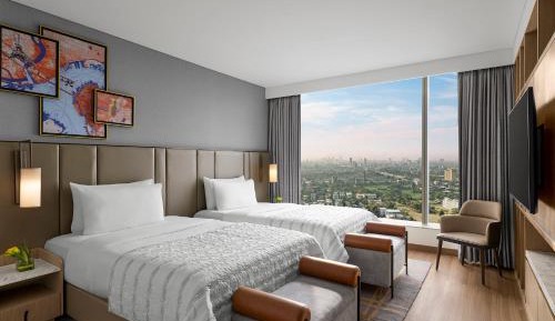 Luxury Suite, Club lounge access, 1 Bedroom Larger Suite, 1 King, Skyline view, Balcony