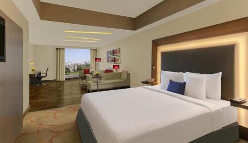 Pet Friendly Studio Suite with Living-cum-bedroom, Kitchenette and Premier Lounge access - 20% Discount on Food & Beverage, Laundry and SPA