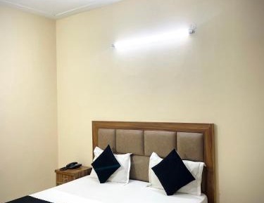 Deluxe Double Room (2 Adults + 1 Child)