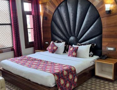 Deluxe Double Room (2 Adults + 1 Child)
