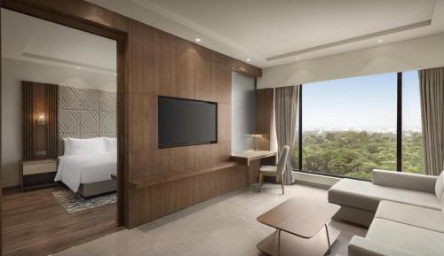 Suite Room with 1+1 offer* in Restaurant throughout the day and 15% off F&B in IRD. (*on select alcohol premium beverages)