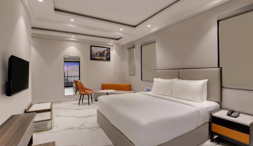Suite with Bathtub and Balcony