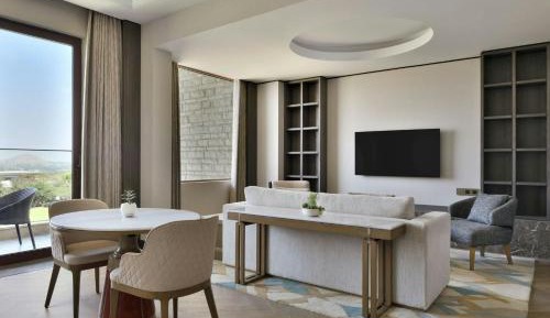 Signature King Suite with Balcony – Club Lounge Access with complimentary evening local tea experience
