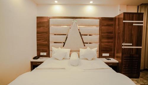 Deluxe Double Room with Side Sea View