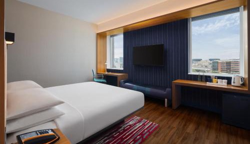 Guest Room, 1 King, City View