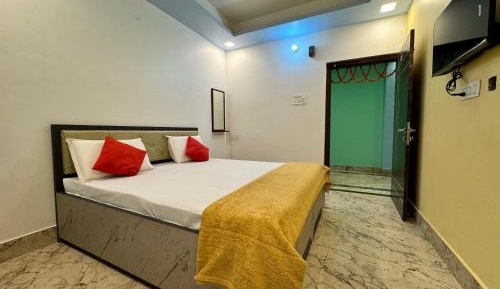 Deluxe Room (2 Adults + 1 Child)
