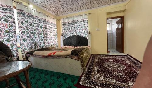 Deluxe Room (2 Adults + 1 Child)