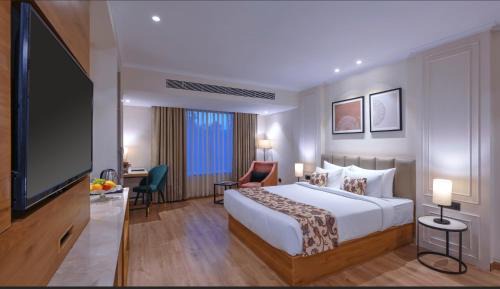 Suite - 1 Double Bed with 15% discount on food, bevaerages, spa and laundry | Happy Hours from 12pm to 7pm