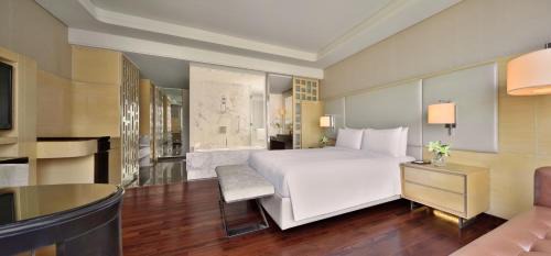 Deluxe King Room with Bathtub & 25% F&B discount at JW Café, Saffron, and  XO