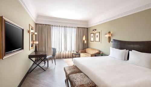 Business Room with HI-Tea  with cookies, 4–6 PM at SXVIII, 1+1 on select drinks, 6:30–8:30 PM @Links, 15% off on Food & Soft beverages 