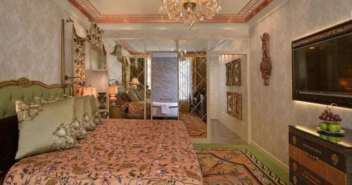 Prive Premium Room with HI-Tea with cookies, 4–6 PM at SXVIII, 1+1 on select drinks, 6:30–8:30 PM @Links, 15% off on Food & Soft beverages
