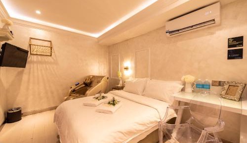 Deluxe Queen Room