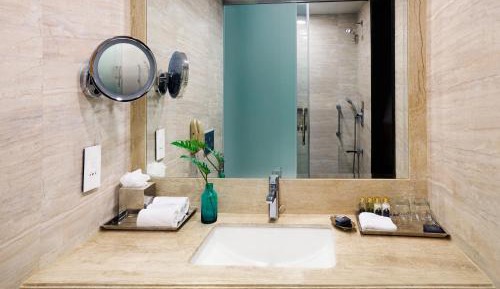 Deluxe Room Sea View - King Bed - 15% Discount on Food & Beverages, SPA