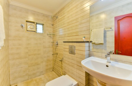 Kaloor Hotel | OYO 18604 Puthens Capitol Inn