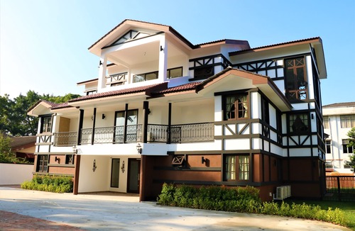 Taman Istana Hotel | The Tudor