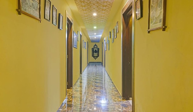 Super OYO Corinthia Boutique Rooms