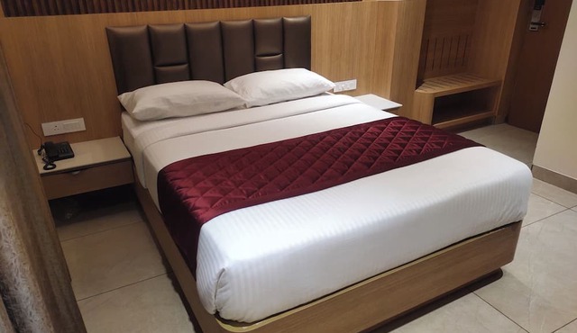 Fabulous 3-bedroom hotel with AC in Anuppanadi