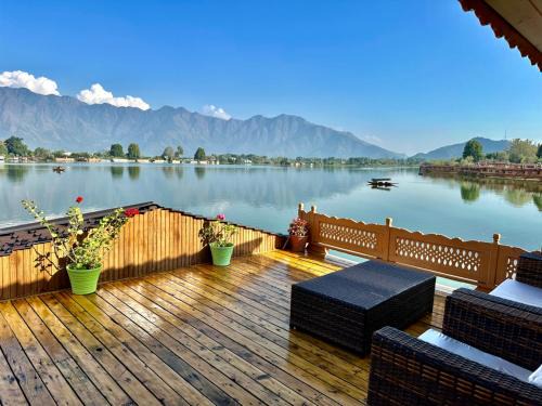 Houseboats 